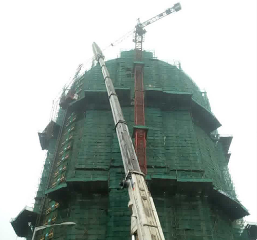 古冶吊车在工地上作业